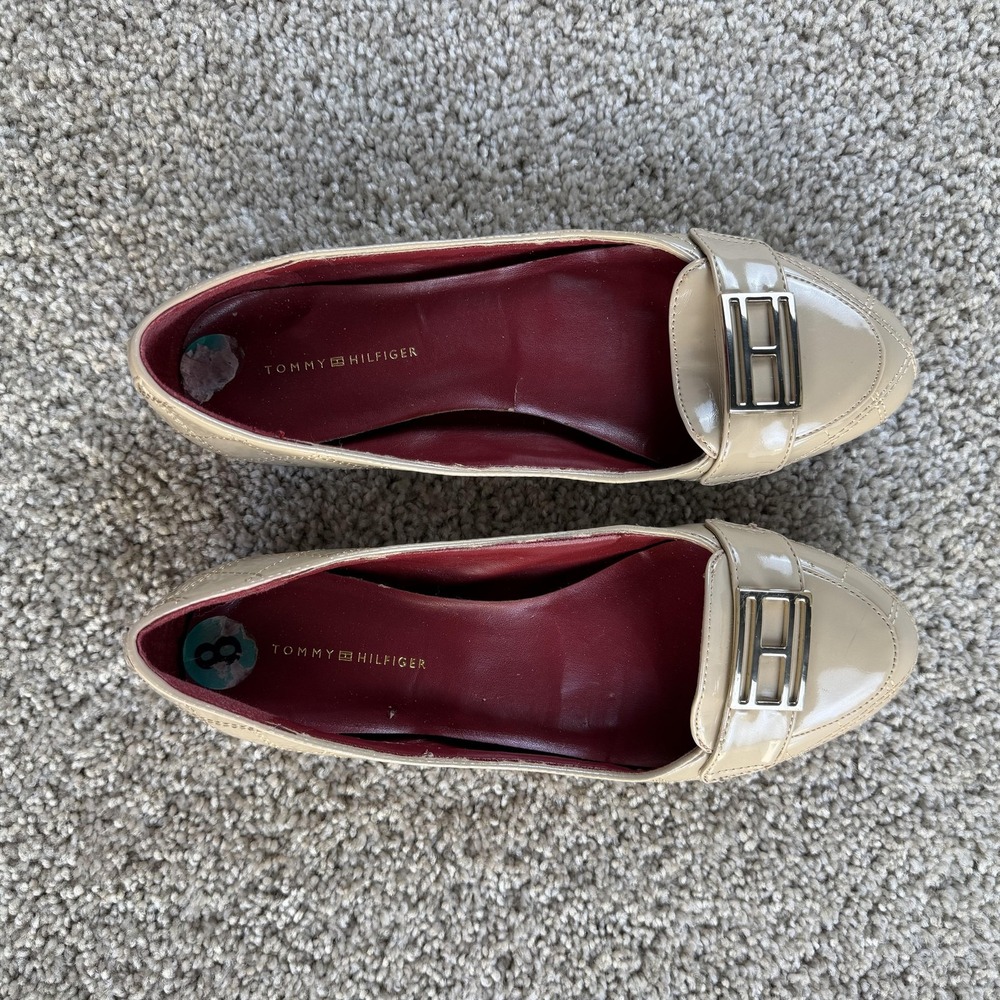 Tommy Hilfiger Shoes Womens Size 8 Beige Patent Loafers Flats Logo Slip On